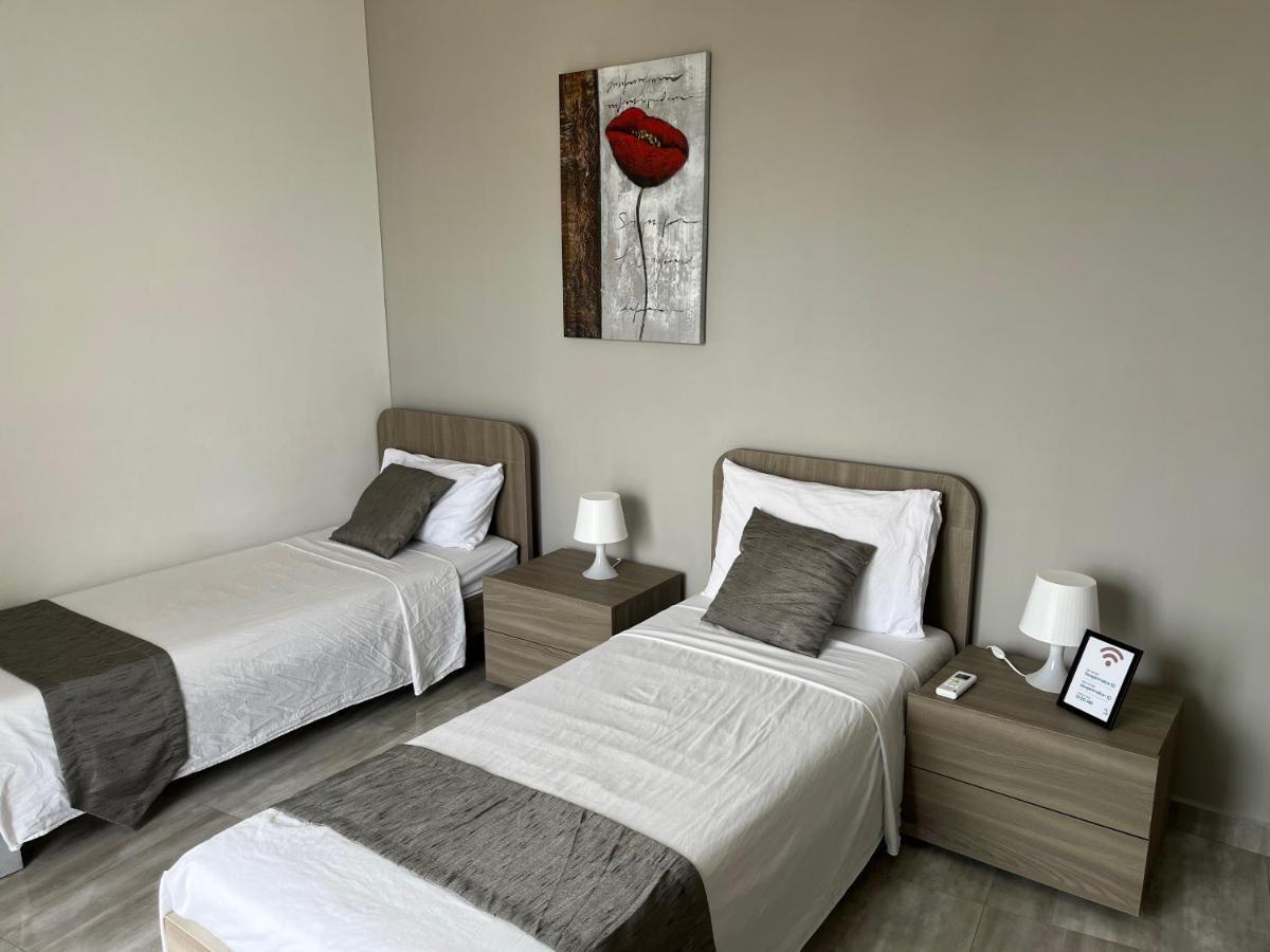 F10 Room 3, Private Room Two Single Beds Shared Bathroom In Shared Flat Msida Exterior photo